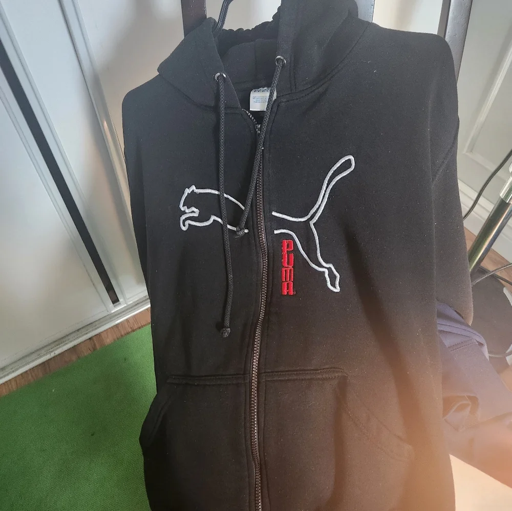 Embroidered puma hoodie. Black..white..red. mint medium. - Picture 1 of 4